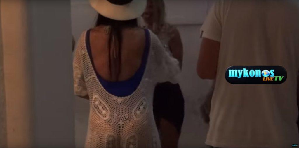 Υποβασταζόμενη κατέβαινε τα σκαλιά στα Ματογιάννια! Ήπιε λιγάκι παραπάνω…