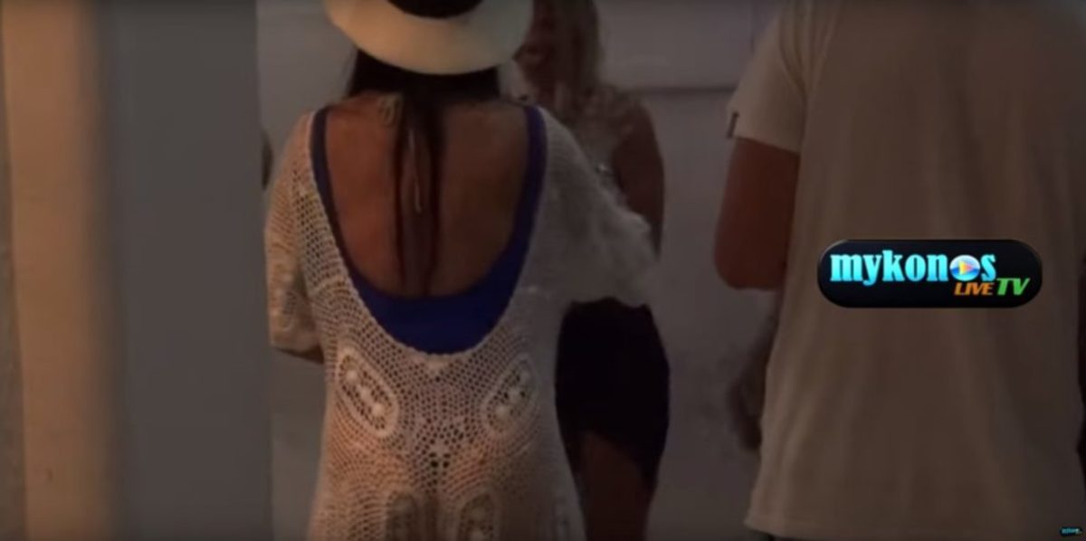 Υποβασταζόμενη κατέβαινε τα σκαλιά στα Ματογιάννια! Ήπιε λιγάκι παραπάνω…