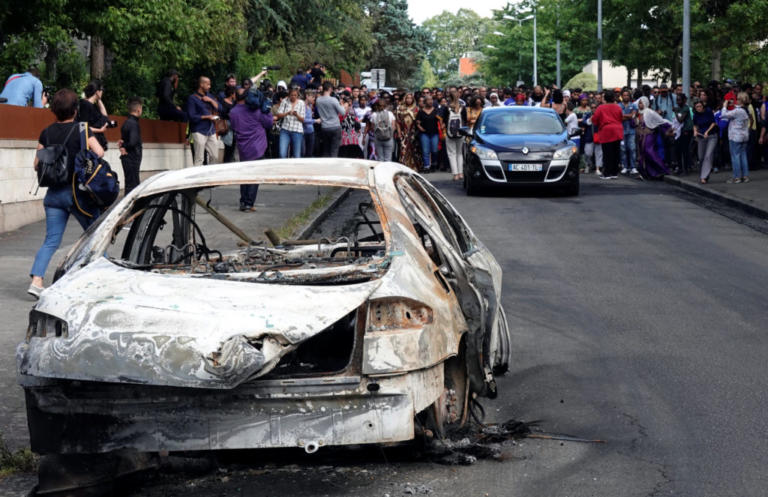 Κάηκε για τρίτο βράδυ η Ναντ – Έκαψαν και το αυτοκίνητο της δημάρχου – video