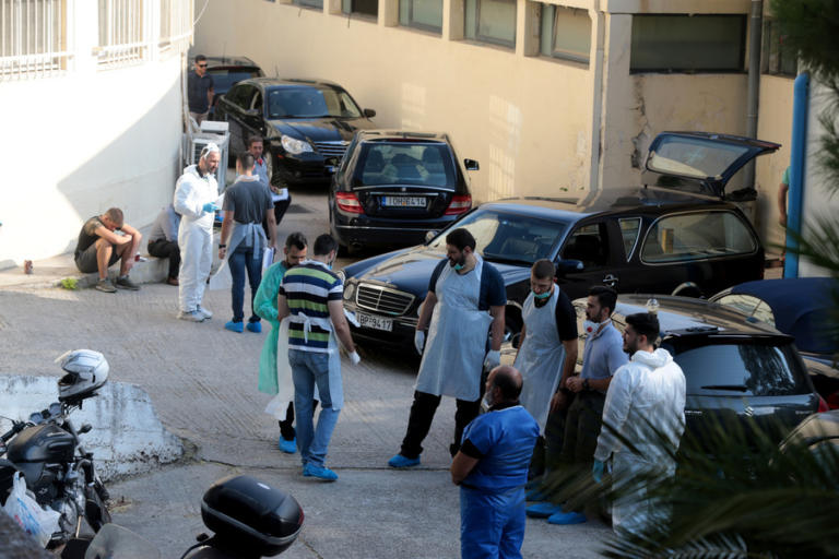 Νεκροτομείο Αθηνών: Δίνουν DNA και ελπίζουν να μην είναι νεκροί οι δικοί τους άνθρωποι