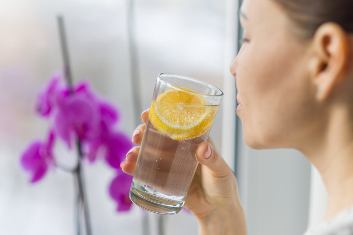 Τι προσφέρει το νερό με λεμόνι το πρωί – Στην υγειά σας!