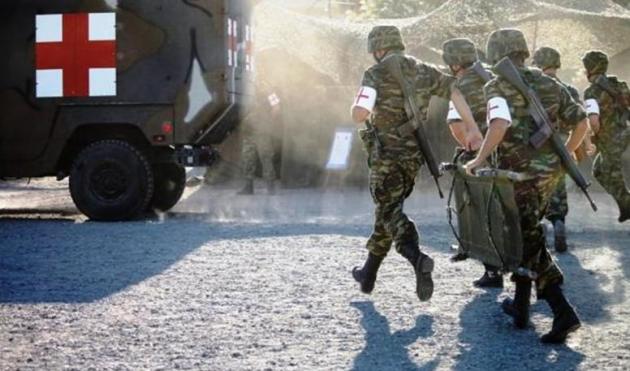 Κλείνουν τρύπες στο ΕΣΥ με οπλίτες γιατρούς!