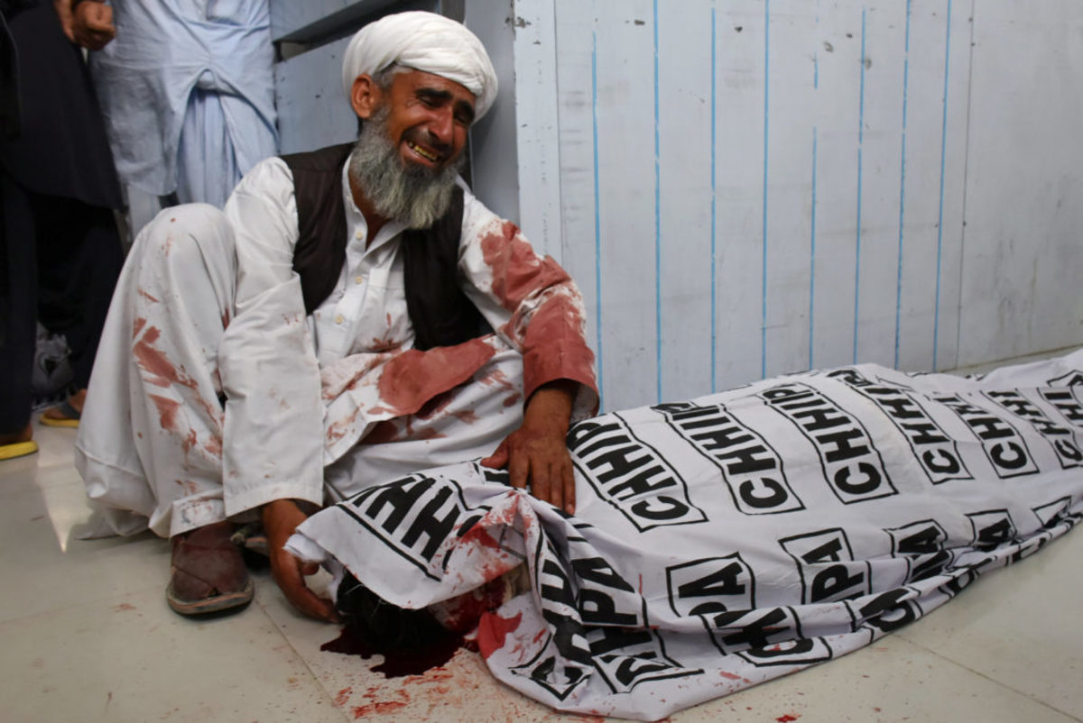 Βυθίστηκε στο πένθος το Πακιστάν – Τουλάχιστον 128 οι νεκροί από την βομβιστική επίθεση σε προεκλογική συγκέντρωση