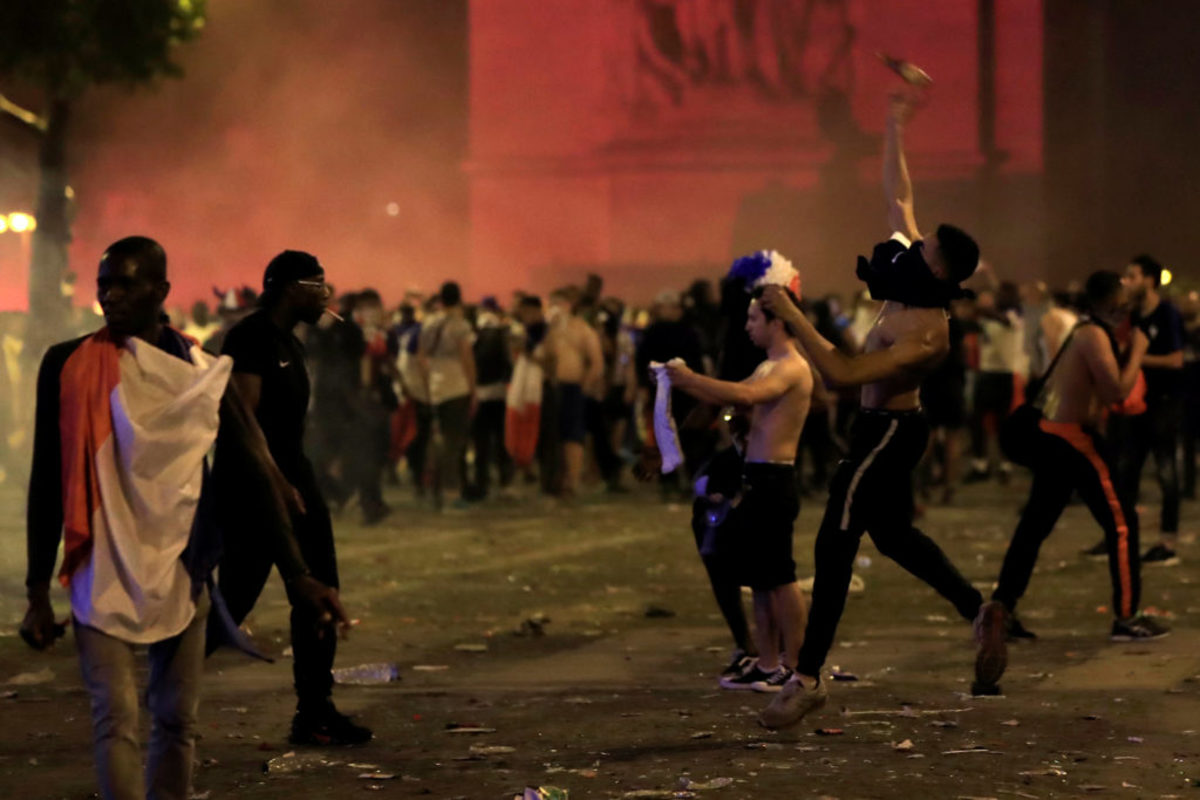 Γαλλία: 292 πανηγύρισαν στο… τμήμα! “Βροχή” οι συλλήψεις μετά τα επεισόδια – video