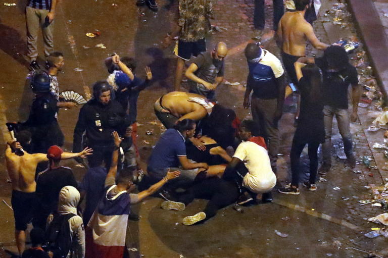 "Γιόρτασαν" την κούπα με δακρυγόνα και συγκρούσεις στο Παρίσι! Βάφτηκαν με αίμα οι πανηγυρισμοί: δυο νεκροί σε τροχαία, τραυματίστηκαν τρία παιδιά