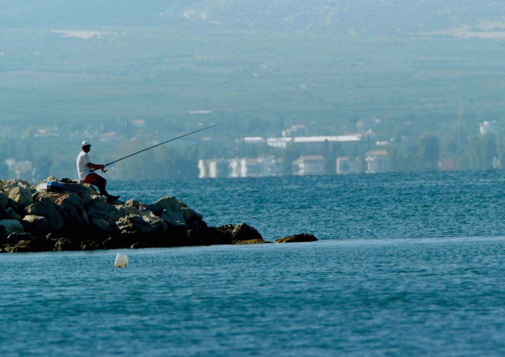 Τραγωδία στη Φθιώτιδα: Βούτηξε να πιάσει το αγκίστρι και πέθανε!