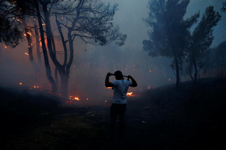 Φωτιά στην Αττική: Συγκλονίζουν οι μαρτυρίες - «Περνούσαμε μέσα από τις φωτιές»
