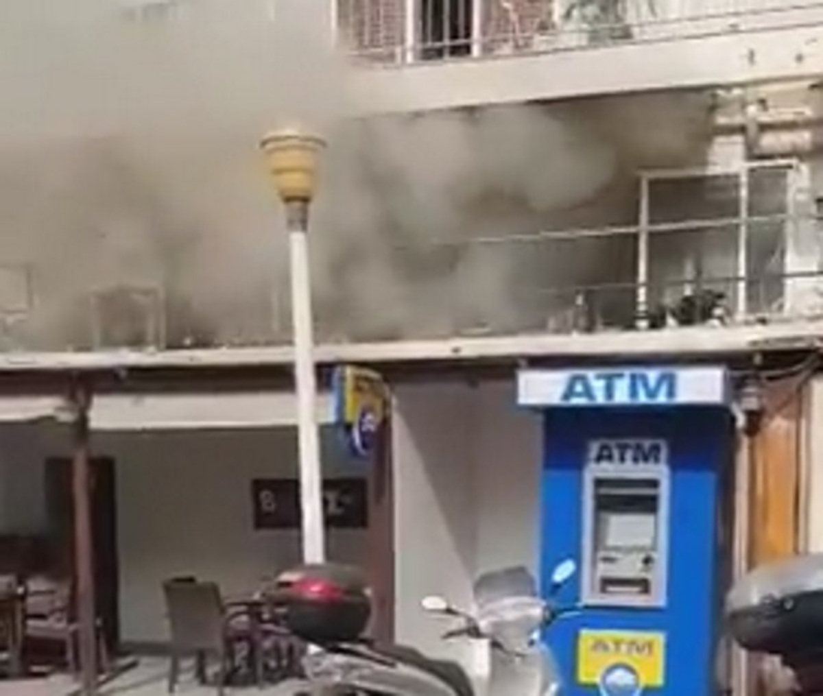 Ρόδος: Φωτιά σε αποθήκη εστιατορίου μέσα σε πολυκατοικία – Οι προσπάθειες των πυροσβεστών στην κάμερα – video