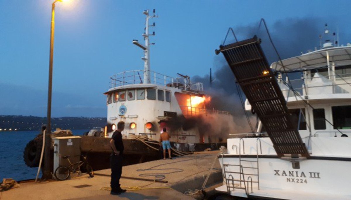 Κρήτη: Στις φλόγες τυλίχθηκε σκάφος στην ιχθυόσκαλα της Σούδας – video
