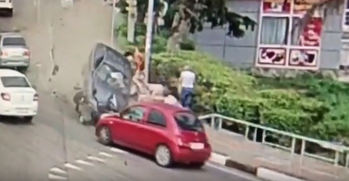 Αυτοκίνητο παρέσυρε πεζούς στο Σότσι! Ένας νεκρός, τρεις τραυματίες – Video ντοκουμέντο!