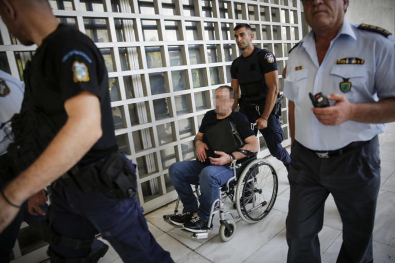 Με αναπηρικό καροτσάκι στο δικαστήριο "Το Λίπος" – Το αίτημα της Ζωής Κωνσταντοπούλου και η νέα παράταση για την έκδοσή του στη Γαλλία