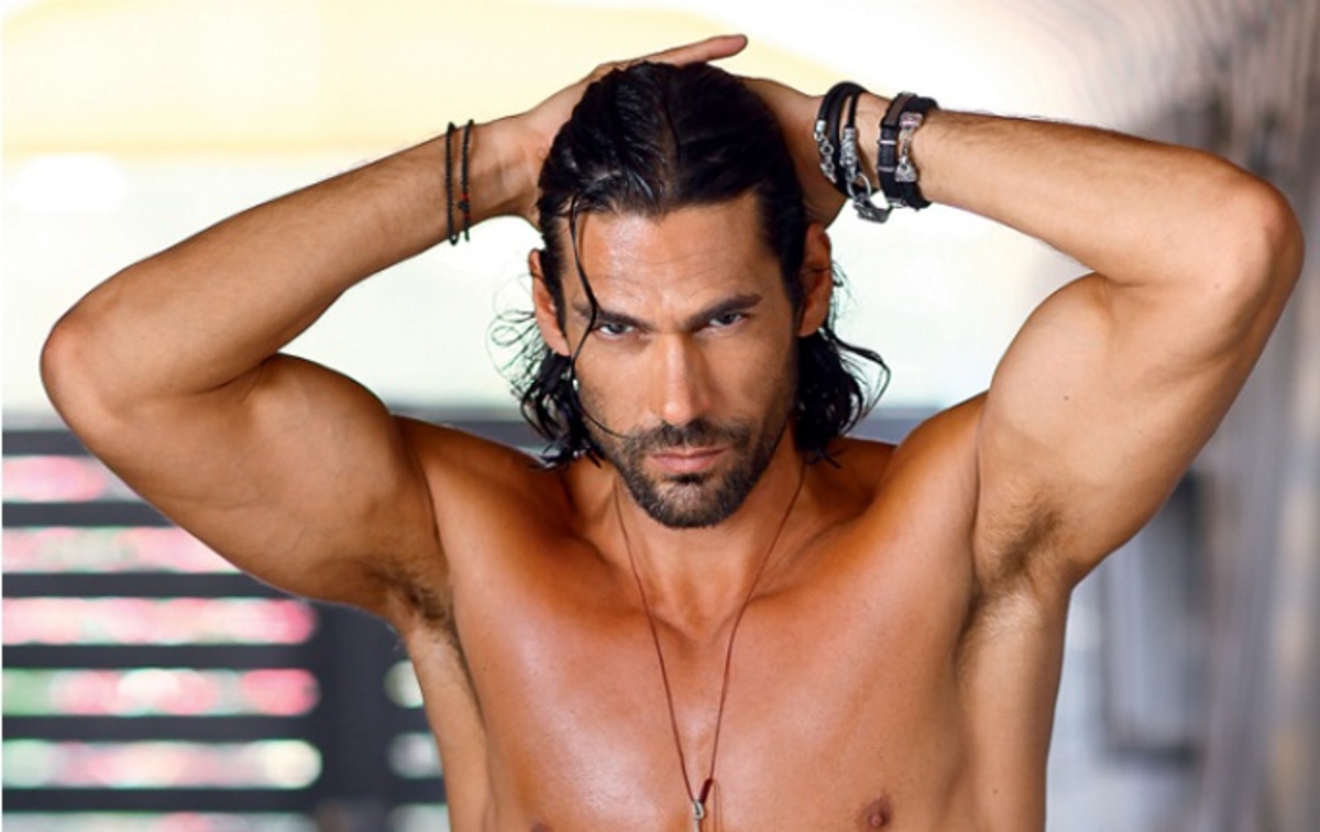 Γιάννης Σπαλιάρας: Ποια ηθοποιό υποδέχτηκε στο σπίτι του λαδωμένος και φορώντας μόνο το εσώρουχο του;