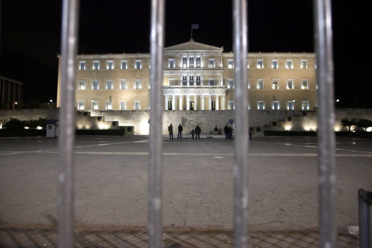 Συναγερμός στο Σύνταγμα! Ύποπτη βαλίτσα στον Άγνωστο Στρατιώτη