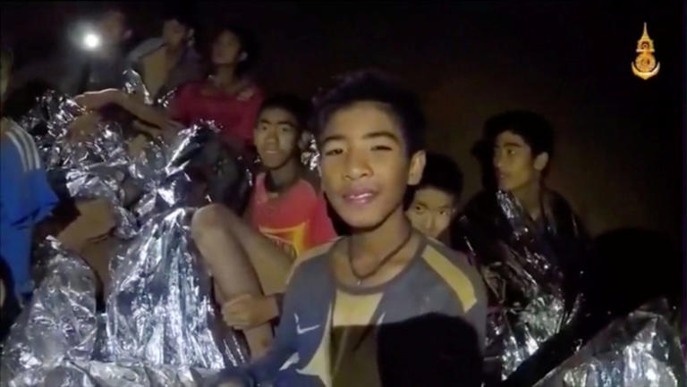 Νέες αποκαλύψεις για την περιπέτεια των 12 παιδιών στην Ταϊλάνδη – Βήμα, βήμα πως εγκλωβίστηκαν στη σπηλιά 18 μέρες – Η πρώτη μαρτυρία για όσα έζησαν