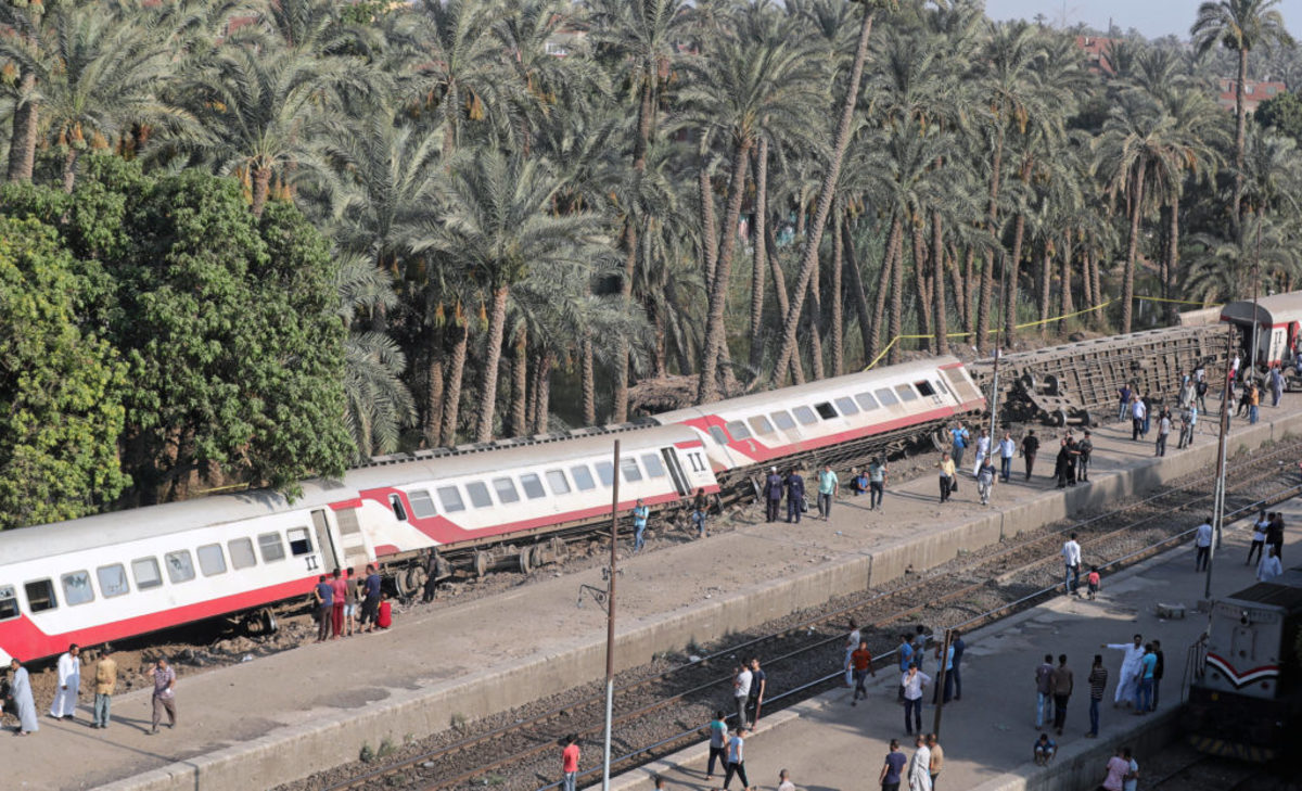 Εκτροχιασμός τρένου κοντά στο Κάιρο – Τουλάχιστον 55 τραυματίες
