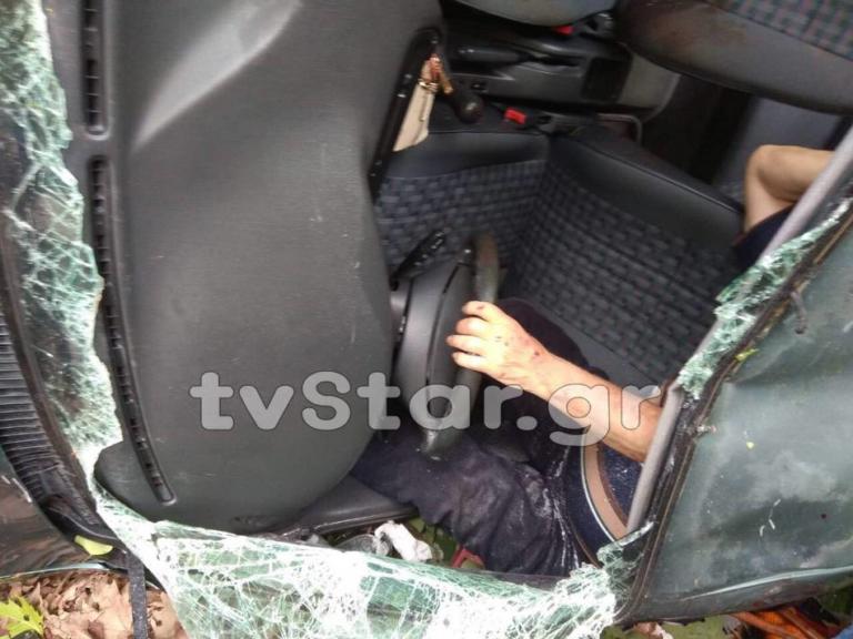 Ευρυτανία: Εικόνες που κόβουν την ανάσα – Η στιγμή που εγκλωβισμένος οδηγός περιμένει βοήθεια σε γκρεμό [pics]