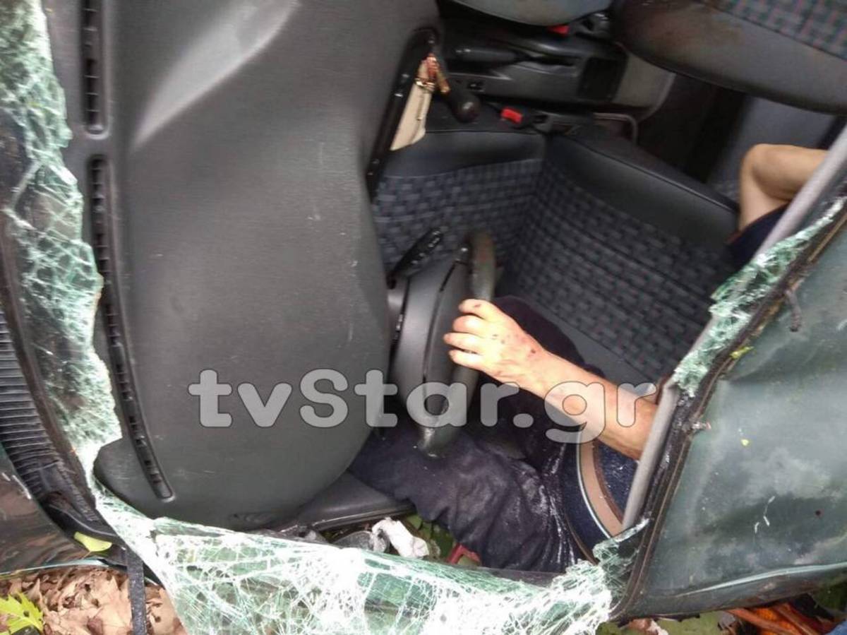 Ευρυτανία: Εικόνες που κόβουν την ανάσα – Η στιγμή που εγκλωβισμένος οδηγός περιμένει βοήθεια σε γκρεμό [pics]