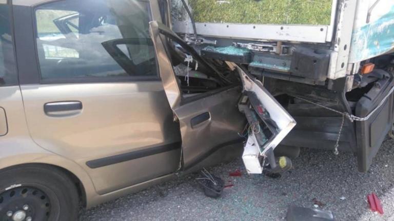 Έβρος: Ανατριχιαστικός θάνατος νεαρής μητέρας σε τροχαίο – Το αυτοκίνητο που οδηγούσε σφήνωσε κάτω από φορτηγό [pics]
