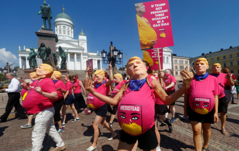 Φινλανδία: Γέμισε... έγκυες Τραμπ το Ελσίνκι - Διαδήλωση για την πολιτική του Αμερικανού προέδρου ενάντια στις αμβλώσεις [pics]