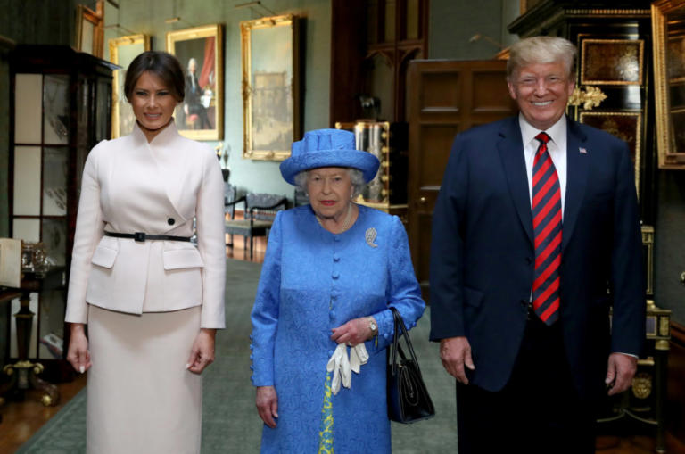 Η φωτογραφία που αποκαλύπτει πώς η βασίλισσα Ελισάβετ "εκδικήθηκε" τον Τραμπ για το σπάσιμο του πρωτοκόλλου!