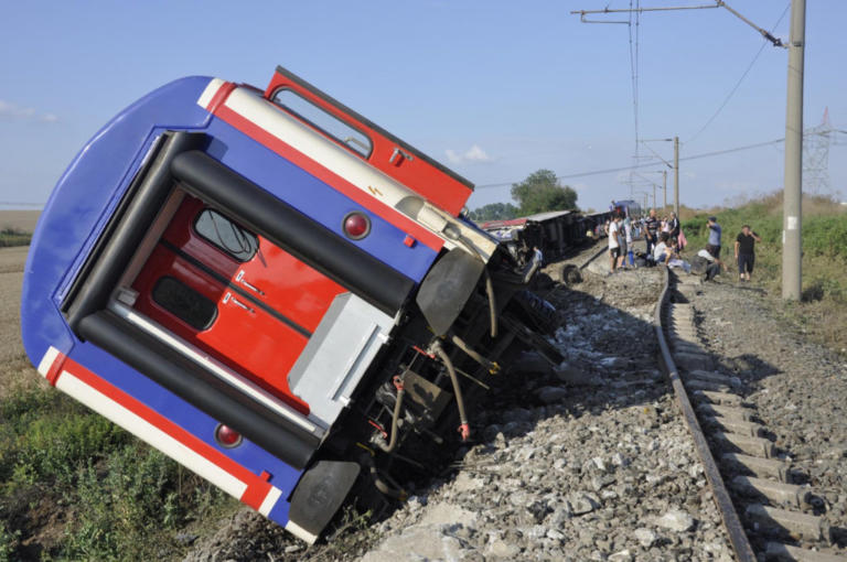 Χάος από τον πολύνεκρο εκτροχιασμό τρένου στην Τουρκία κοντά στα σύνορα με την Ελλάδα - Τουλάχιστον 10 νεκροί και 73 τραυματίες