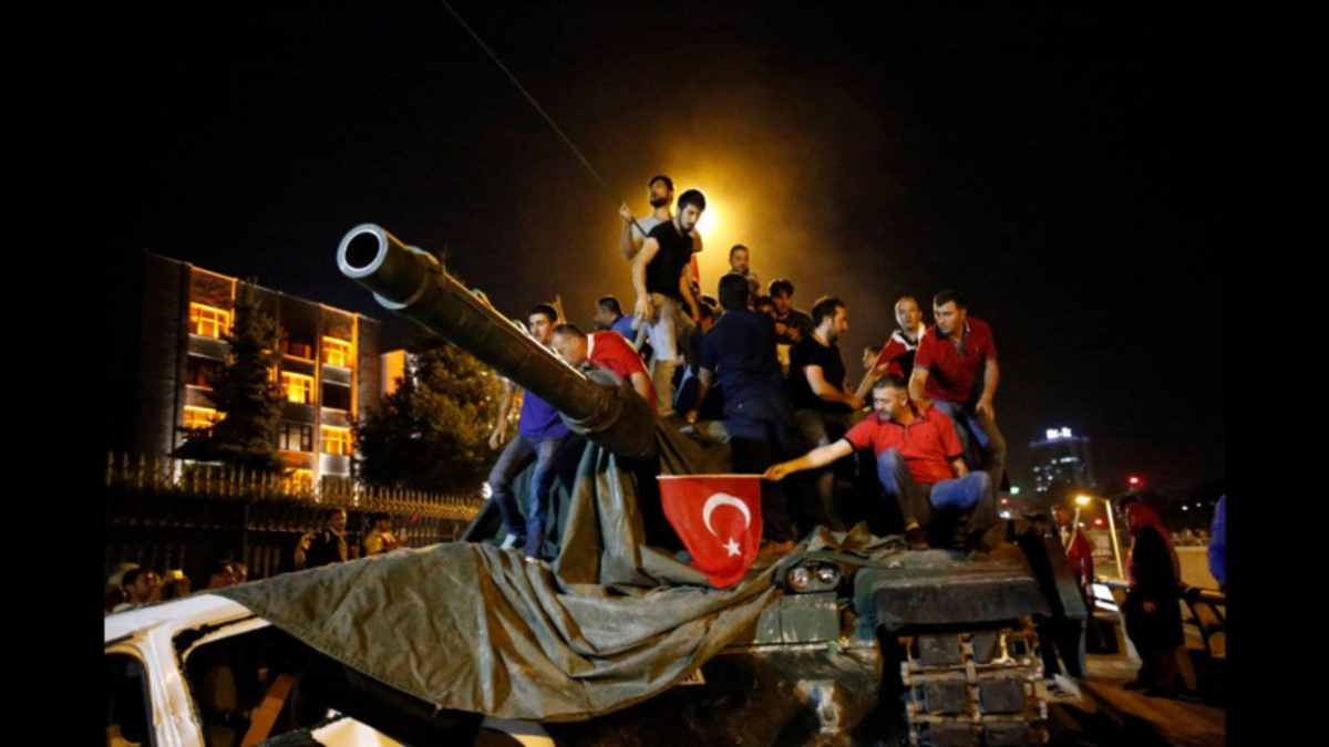 Από τη δολοφονία στην αυτοκτονία της δημοκρατίας: δυο χρόνια από το τουρκικό πραξικόπημα!