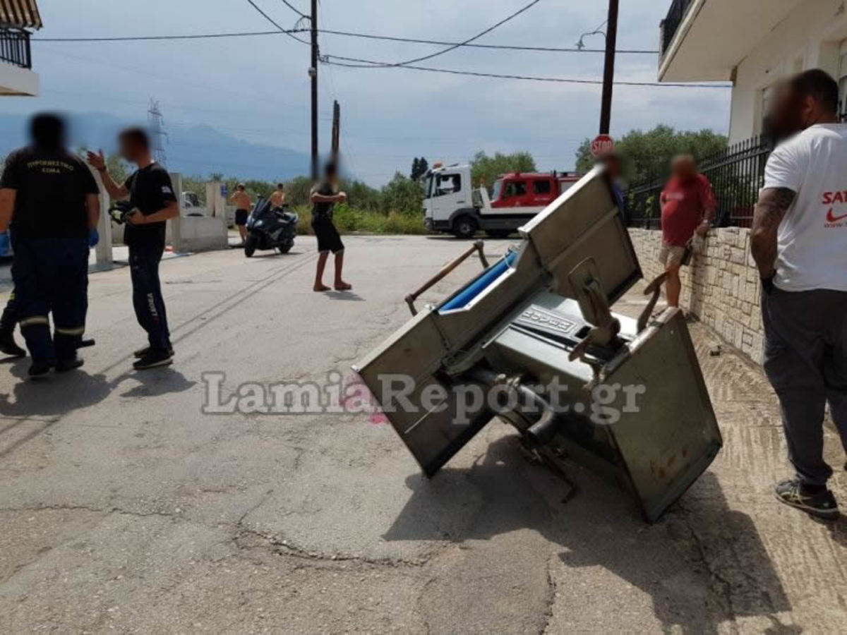 Λαμία: Έπεσε από καρότσα αγροτικού και τον πλάκωσε πρέσα! [pics]