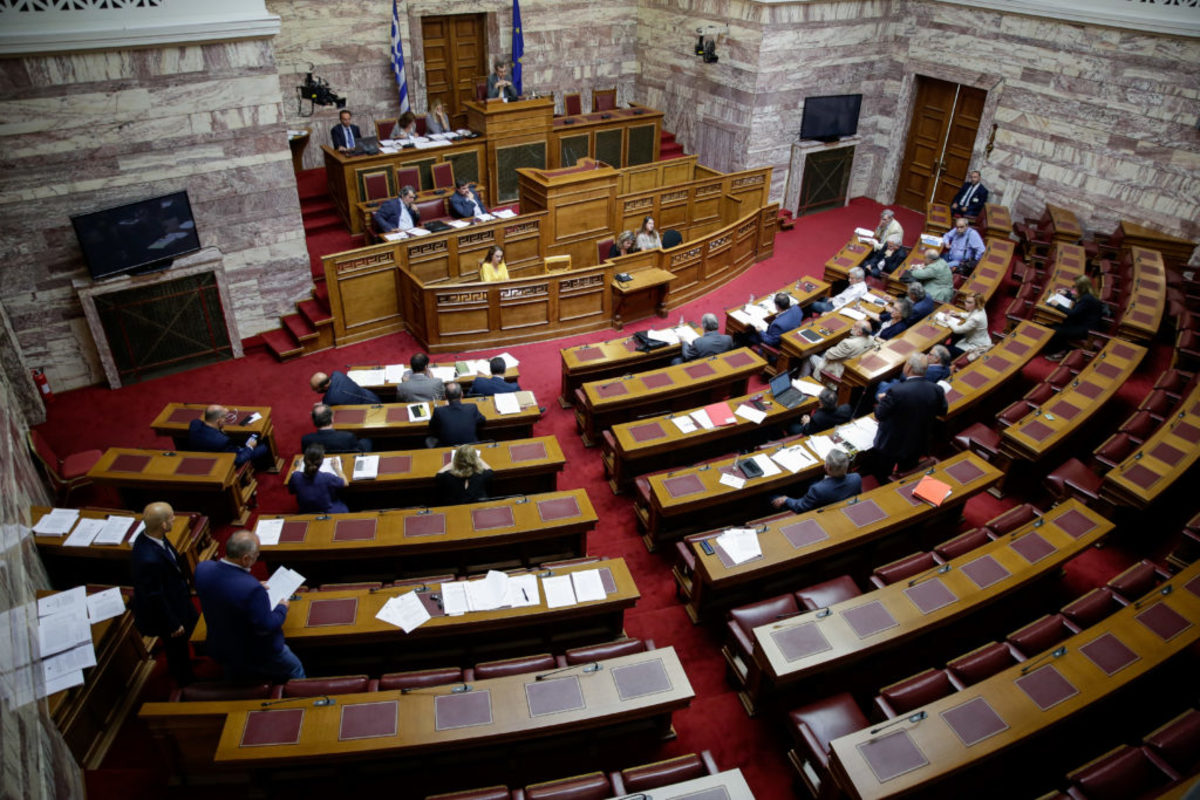 Κατατέθηκαν στην Βουλή οι πρώτες τροπολογίες για τους πυρόπληκτους