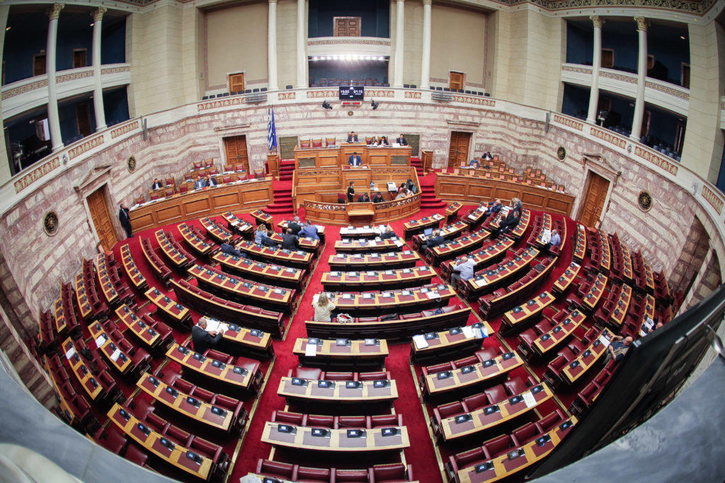“Σκοτωμός” στη Βουλή για τις δηλώσεις του επιτρόπου Χαν