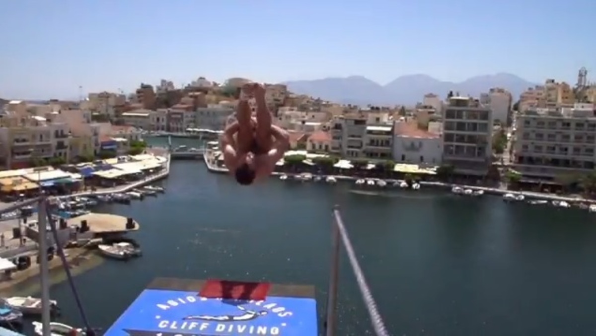 Βουτιές που κόβουν την ανάσα στο Agios Nikolaos Cliff diving 2018 – video