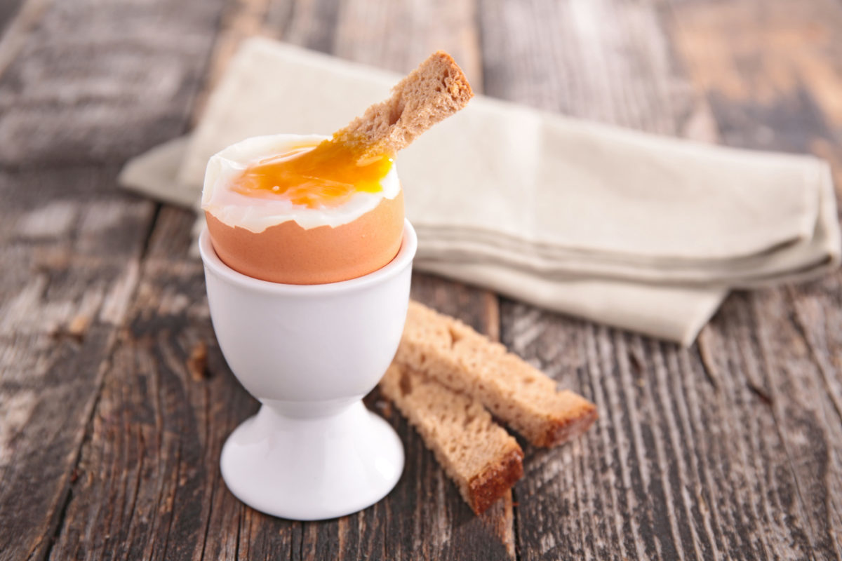 Βραστό αυγό: Πώς να το κάνετε ΑΚΡΙΒΩΣ όσο μελάτο ή σφιχτό θέλετε!
