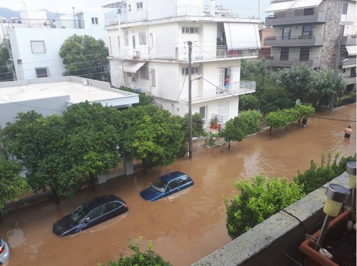 Καιρός: Απίστευτες εικόνες! Βούλιαξαν αυτοκίνητα από τις σφοδρές καταιγίδες!