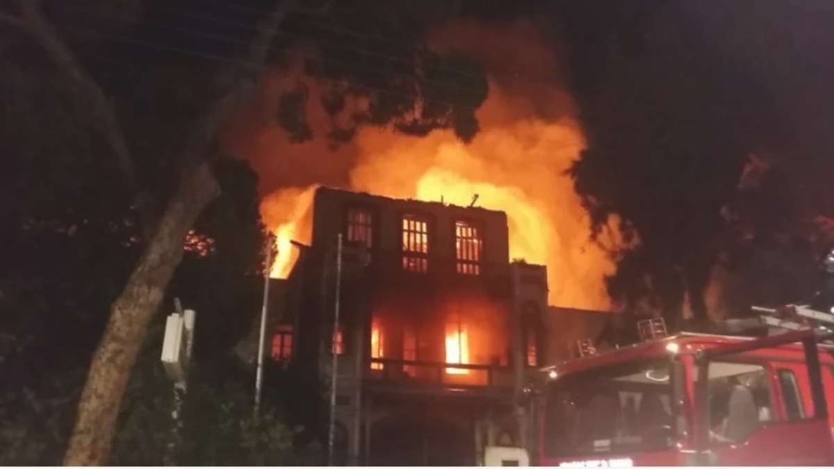 Πύρινη κόλαση στα Χανιά – Κάηκε ολοσχερώς το Πολεμικό Μουσείο – Νέες εικόνες καταστροφής – video