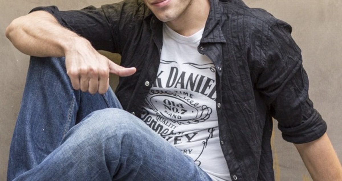 Γοητευτικός ηθοποιός αποκαλύπτει: «Μικρός ήμουν γεματούλης, με σπυριά, μακριά μαλλιά, λίγο περίεργος…»