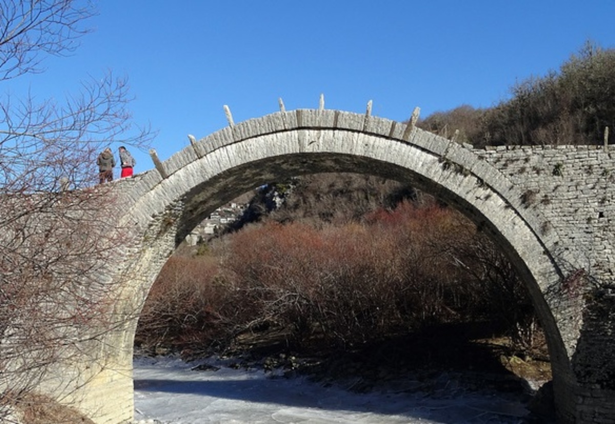 Ιωάννινα: Εργασίες αποκατάστασης στο διάσημο τρίτοξο γεφύρι του Ζαγορίου