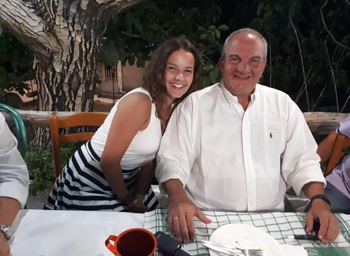 Λευκάδα: Χαλαροί και μαυρισμένοι στις διακοπές ο Κώστας Καραμανλής και η Νατάσα Παζαΐτη [pics]