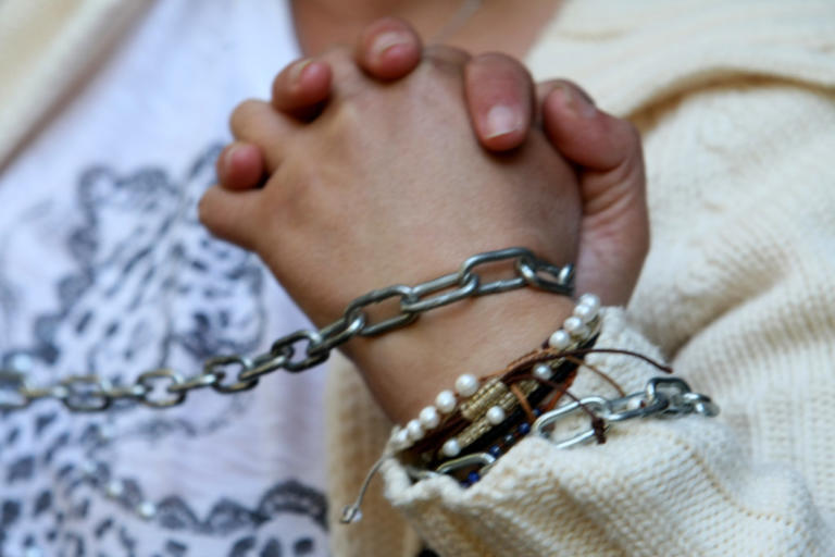 Βόλος: Εισαγγελική παρέμβαση για τον 16χρονο μαθητή που βρέθηκε αλυσοδεμένος σε κολώνα φωτισμού!