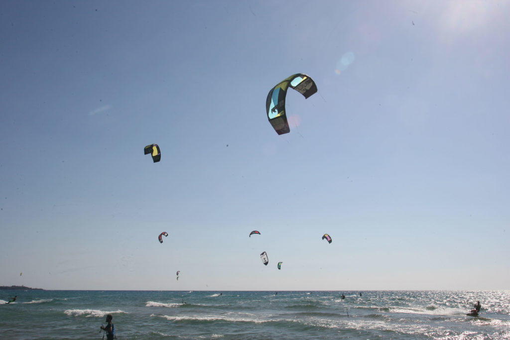 Χανιά: Έκανε kite surf και έπεσε στα βράχια!