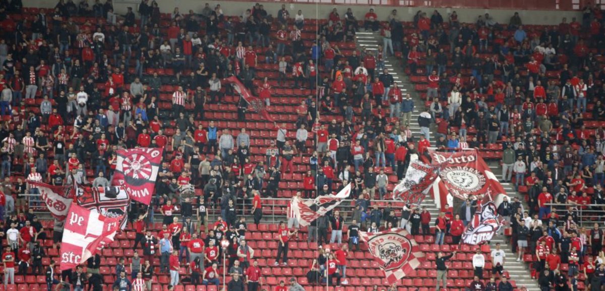 Ολυμπιακός: Ένταση στις κερκίδες! Έπεσαν “ψιλές” στις θύρες των οργανωμένων – video