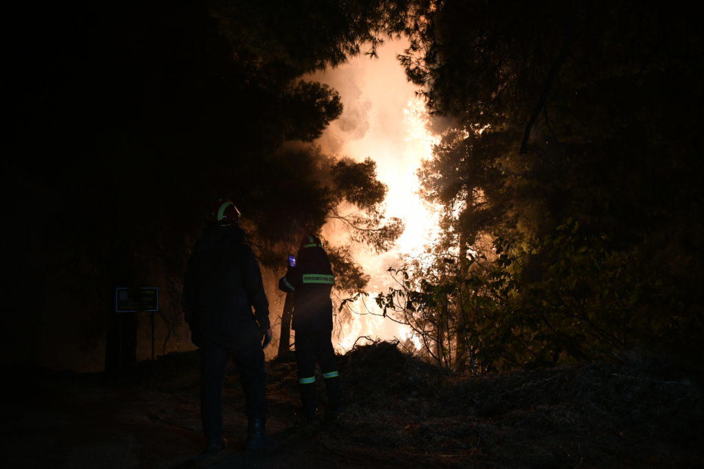 Εύβοια: Στο νοσοκομείο ένας πυροσβέστης που επιχειρούσε στη μεγάλη φωτιά