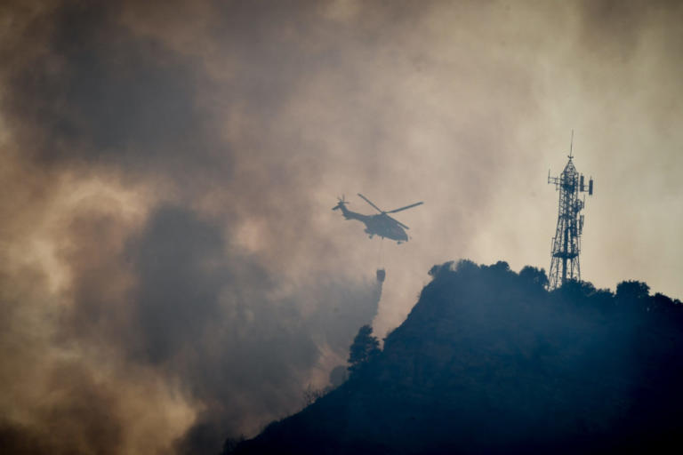 Σκοτείνιασε ο τόπος από τη μεγάλη φωτιά στην Ηλεία! Συγκλονιστικές εικόνες από τις αγωνιώδεις προσπάθειες κατάσβεσης