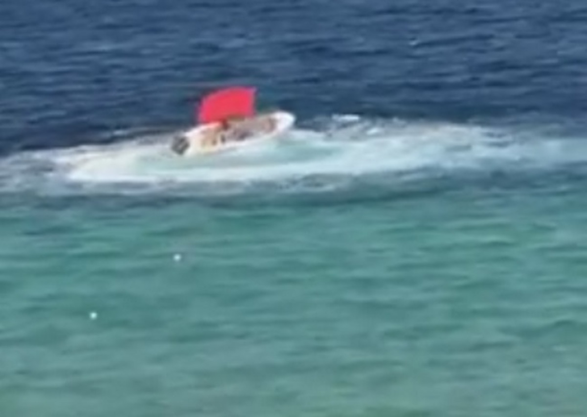 Χαλκιδική: Η στιγμή που ακυβέρνητο σκάφος προκαλεί πανικό σε παραλία – Στα βράχια μετά από τρελούς κύκλους – video