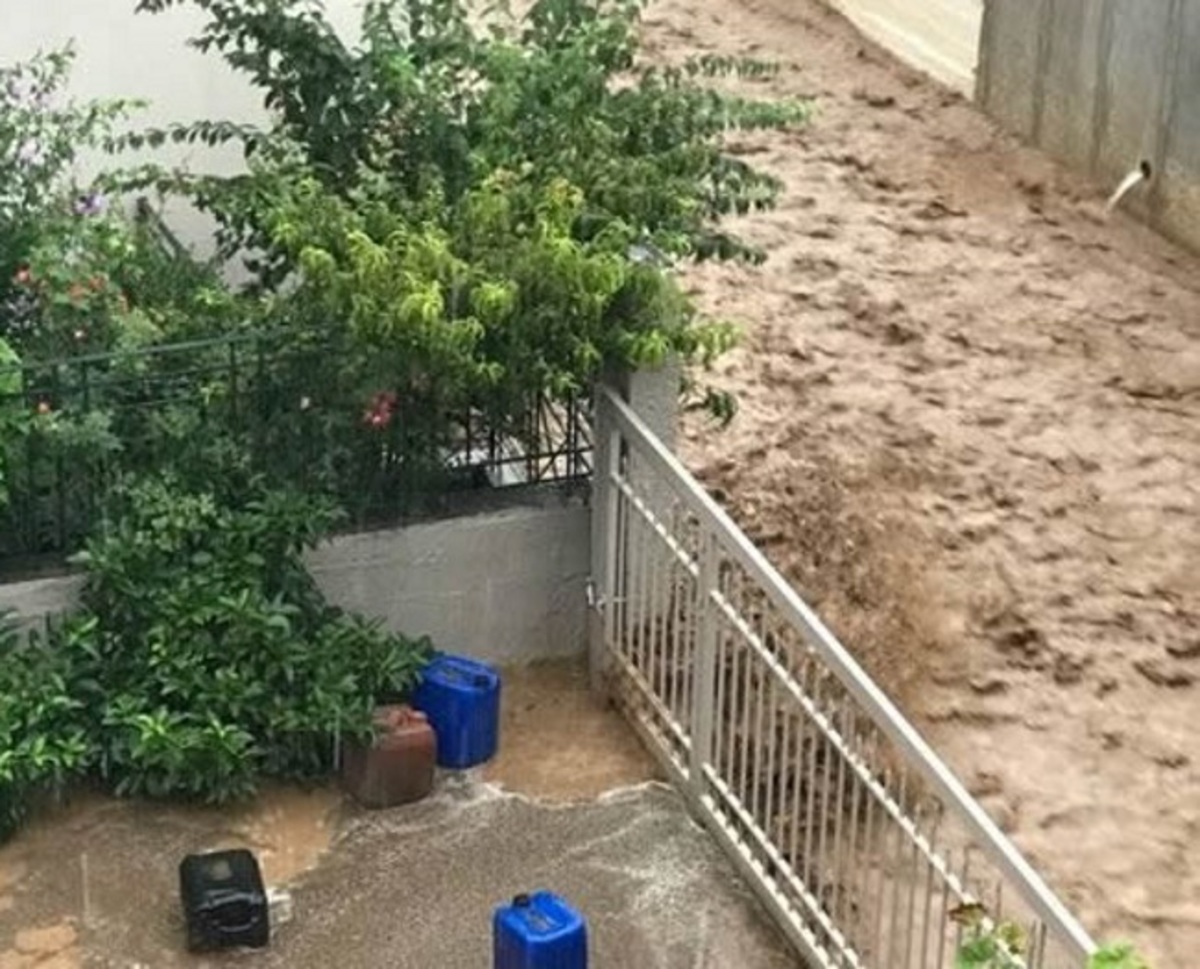 Φθιώτιδα: Ο καιρός τρελάθηκε – Πλημμύρες και αποκλεισμένοι κάτοικοι στα σπίτια τους – Εκτός ελέγχου η κατάσταση [pics, video]