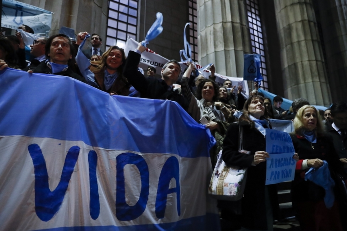 Αργεντινή: Η Γερουσία καταψήφισε την αποποινικοποίηση της άμβλωσης
