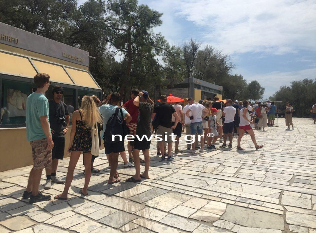“Προσκύνημα” από τουρίστες στην Ακρόπολη [pics] – video