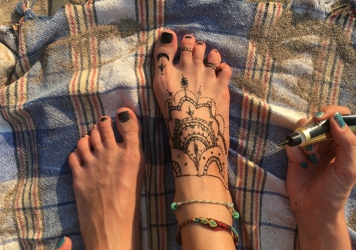 ΚΕΠΚΑ: Όχι στα τατουάζ από μαύρη χέννα στις διακοπές