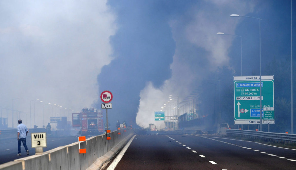 Ιταλία – έκρηξη βυτιοφόρου στην Μπολόνια: Έρευνα για τα αίτια του αιματηρού δυστυχήματος – video