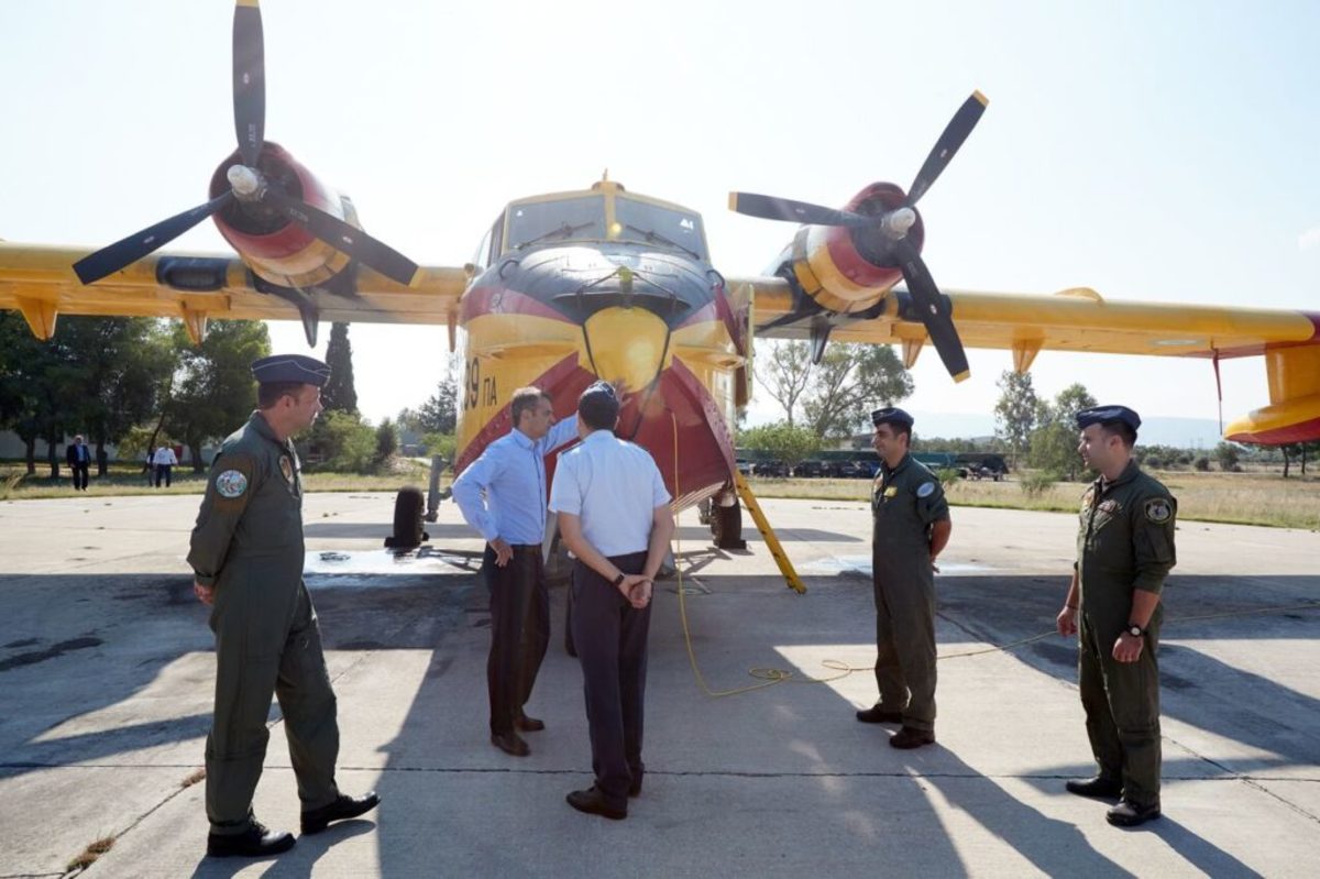 Ο Κ. Μητσοτάκης στη “φωλιά” των Canadair – “Προτεραιότητα η συντήρηση και η επισκευή”