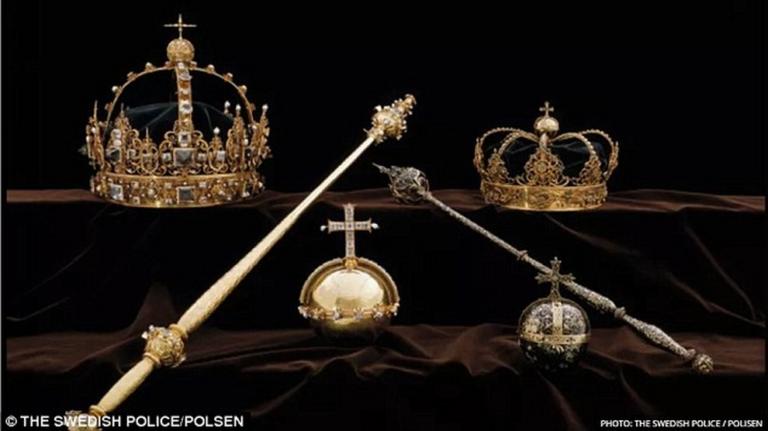 Το «ριφιφί» του αιώνα! Έκλεψαν βασιλικά στέμματα ανεκτίμητης αξίας – Ξέφυγαν με σκάφος