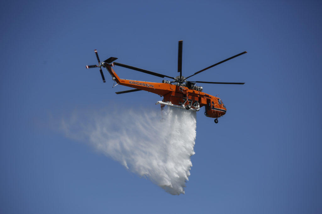 Πυρκαγιά στο Κορωπί – Μεγάλη επιχείρηση της Πυροσβεστικής – Ελικόπτερα και αεροπλάνα στη μάχη με τη φωτιά